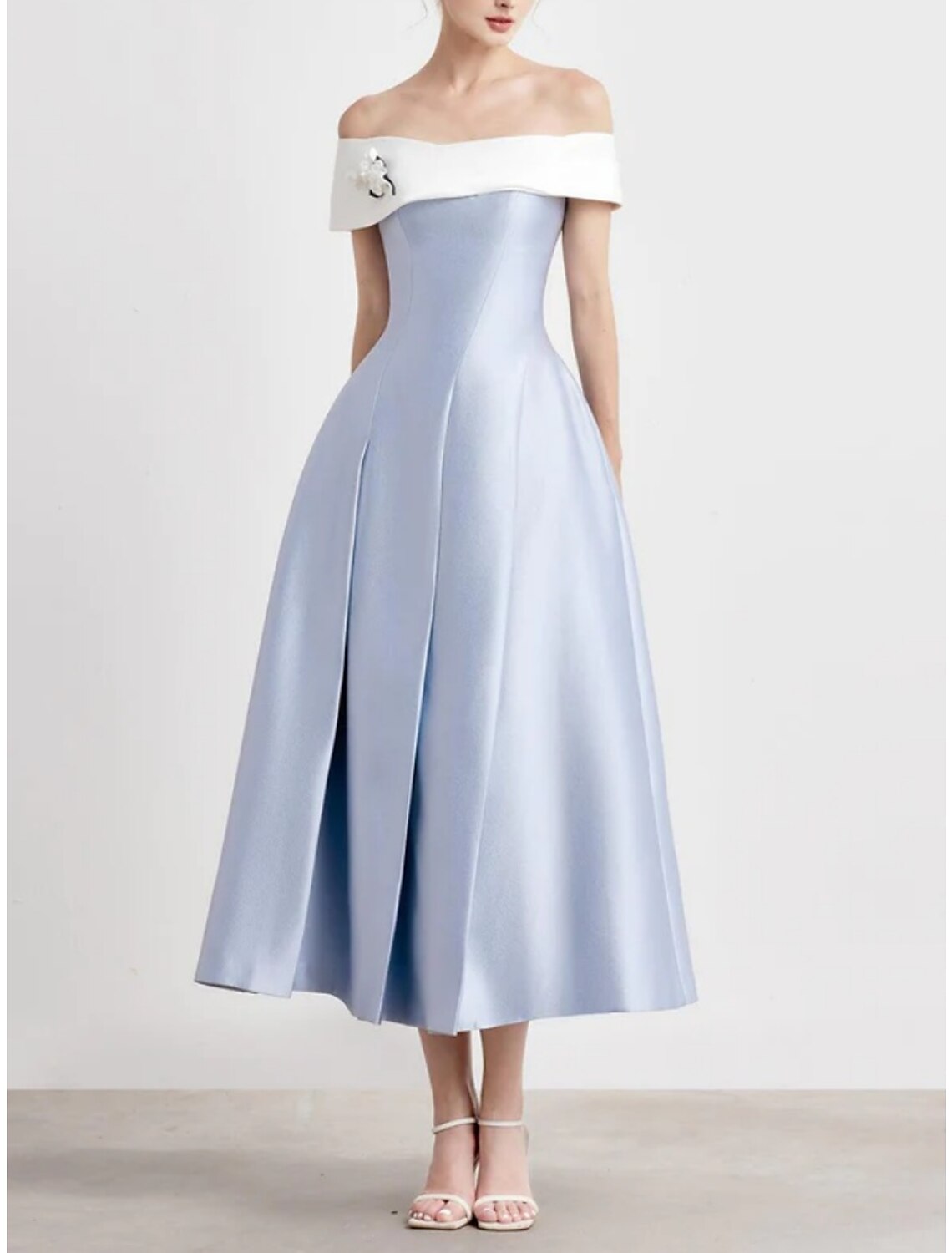 Abito da sera a trapezio, elegante, formale, lunghezza tè, manica corta, spalle scoperte, in raso con pieghe e fiori sulle spalle